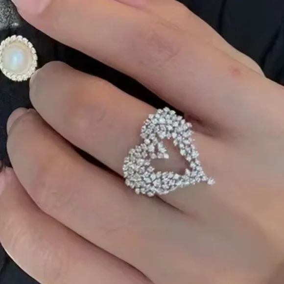 18k 1.5ct Heart Ring - Picture 4 of 12